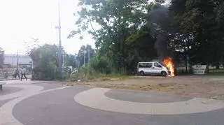 Auto stało zaparkowane przy dworcu PKS