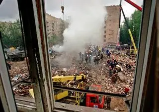 Poszukiwania na miejscu wybuchu bloku w Moskwie, wrzesień 1999