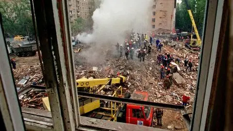 Poszukiwania na miejscu wybuchu bloku w Moskwie, wrzesień 1999