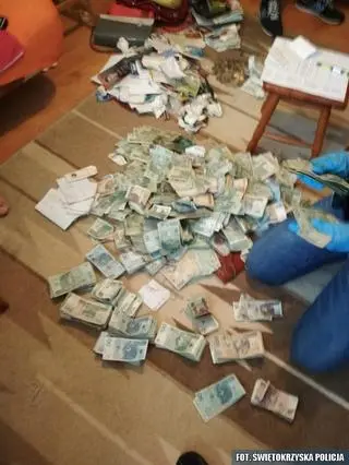 Policjanci znaleźli pieniądze w mieszkaniu 73-letniej aptekarki Marii C.