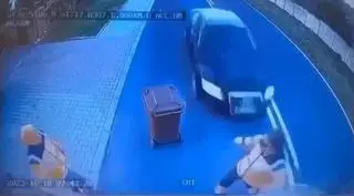Samochód osobowy uderzył w śmieciarkę