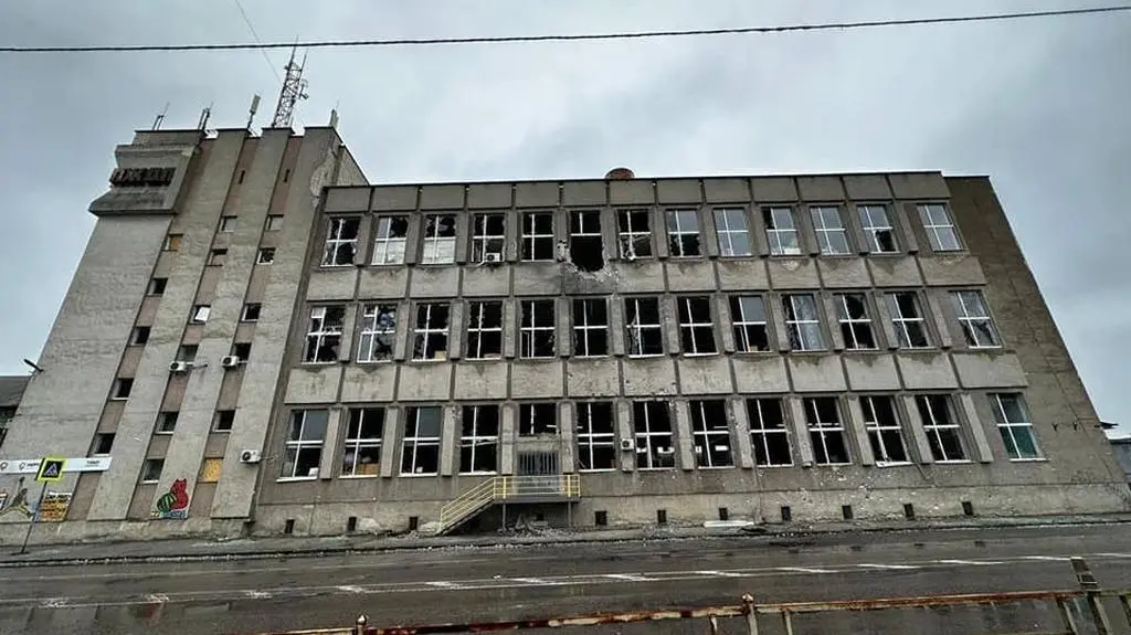 Ostrzelany budynek poczty w Chersoniu