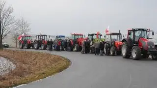 Na traktorach wywieszono flagi