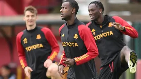 Przerwano mecz po jego zasłabnięciu. Piłkarz Romy wrócił do treningów