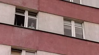 Mamy wraz pociechami wyglądały przez okna