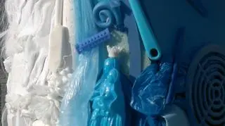 Wszystkie użyte przedmioty są białe i niebieskie