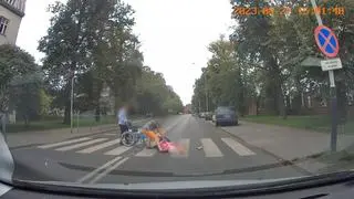 Starsza kobieta upadła na jezdnię