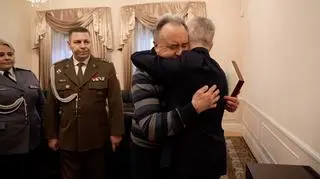 Jewhen Kulesza przytula Krzysztofa Krajewskiego