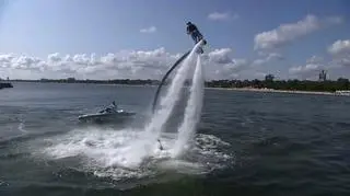 Marzenie o lataniu się spełnia. Wszystko zaczęło się od flyboardu zasilanego strumieniem wodnym