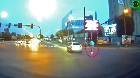 Elektryczną hulajnogą jechał między samochodami. "Stwarzał niebezpieczeństwo dla siebie i innych"