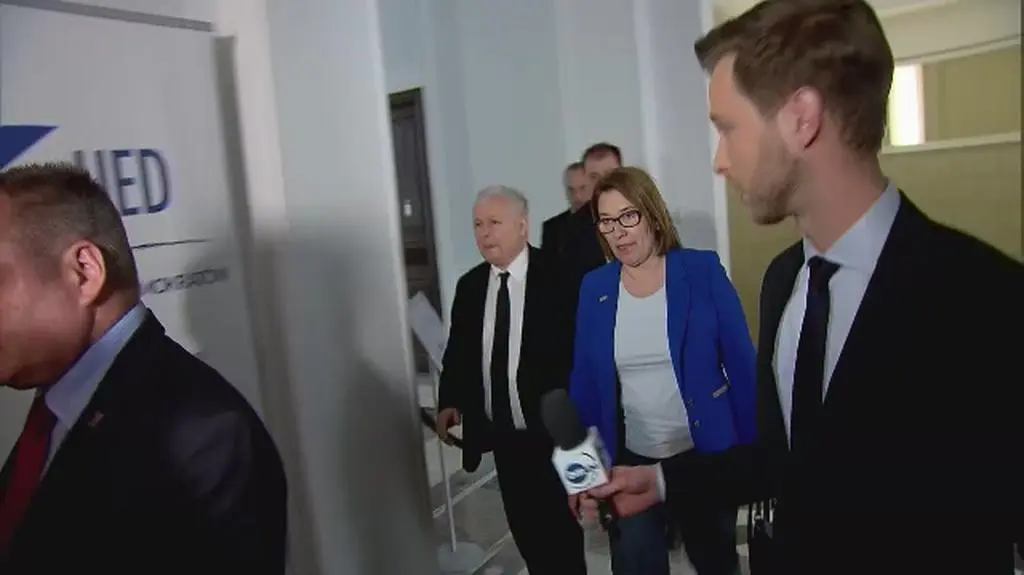Jarosław Kaczyński w drodze na posiedzenie klubu PiS
