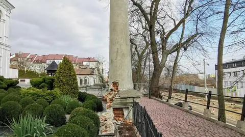 150-letnią figurkę Matki Boskiej usunięto na czas remontu. Za jej powrót nie chce płacić ani miasto, ani parafia
