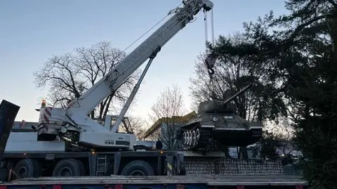 "Przez dziesięciolecia mieszkańcy żyli pod lufą sowieckiego czołgu". Wreszcie się z nim pożegnali 