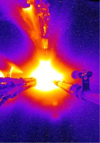 Implozja deuteru i trytu w National Ignition Facility