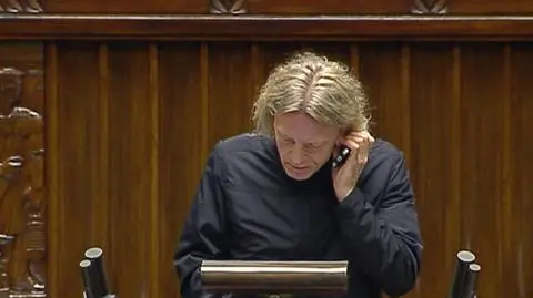 Na trybunie z telefonem. Podzielna uwaga?
