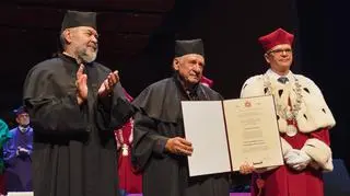 Profesor Leon Tarasewicz jest dwudziestą pierwszą osobą, której uczelnia przyznała tytuł doktora honoris causa