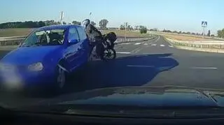 Zajechał drogę motorowerzyście, ten wbił się w auto