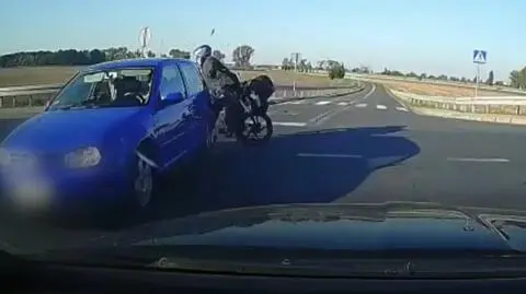 Zajechał drogę motorowerzyście, ten wbił się w auto