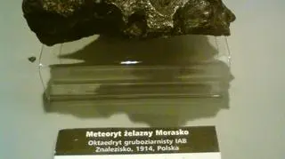 Jeden z odłamków prezentowany w Muzeum Techniki w Warszawie