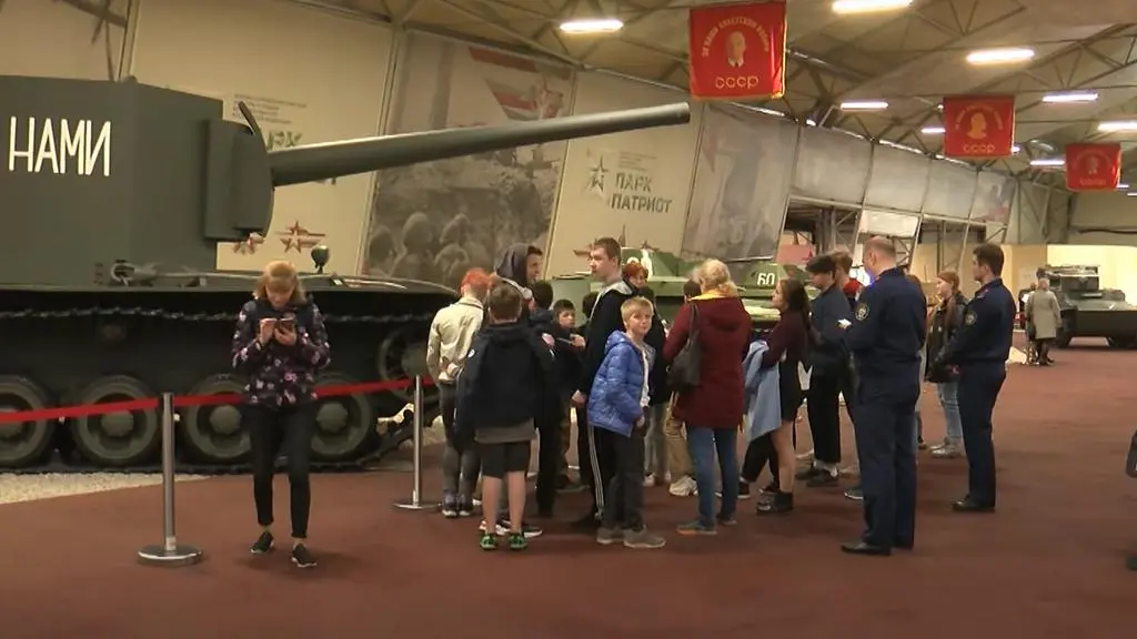 Rosyjskie dzieci "podziwiają" sprzęt wojskowy w parku Patriota  