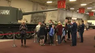 Rosyjskie dzieci "podziwiają" sprzęt wojskowy w parku Patriota  