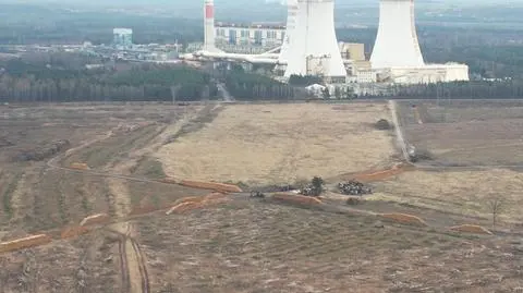 Wycięty las pod budowę fabryki Izery, w tle elektrownia Jaworzno. Ujęcie z drona, 30 marca 2023