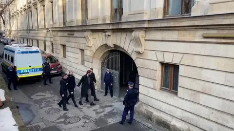 Bracia Tate zostaną dłużej w areszcie