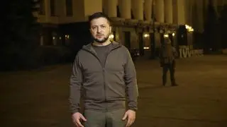 Prezydent Ukrainy Wołodymyr Zełenski na ulicy Kijowa