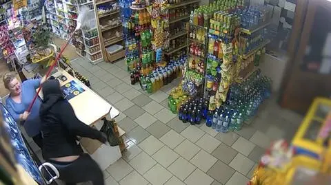 Napadł na jej sklep, ona broniła się mopem