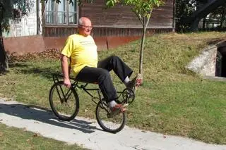 Pedały z przodu, a kierownica - pod siedzeniem 