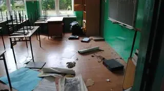 Zdewastowane sale lekcyjne