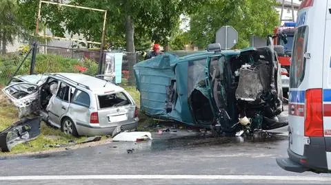 Zderzenie auta osobowego z busem, pięć osób rannych