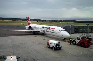 Samolot Qantas na płycie lotniska w Canberze (stolicy Australii).