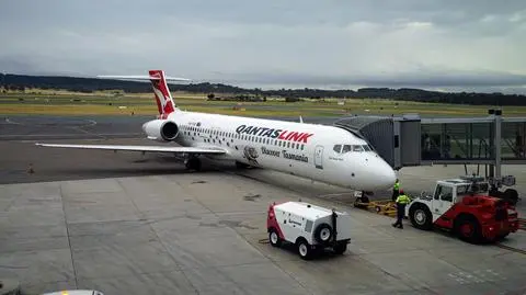 samolot qantaslink lotnisko płyta lotniska canberra australia plane shutterstock_542981836
