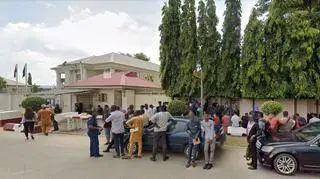 Obywatele Nigerii gromadzący się pod polską ambasadą