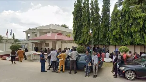 Obywatele Nigerii gromadzący się pod polską ambasadą
