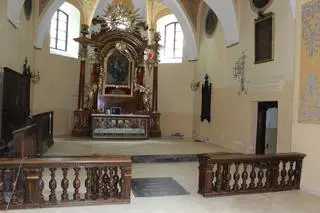 Jedna z krypt usytuowana jest pod prezbiterium