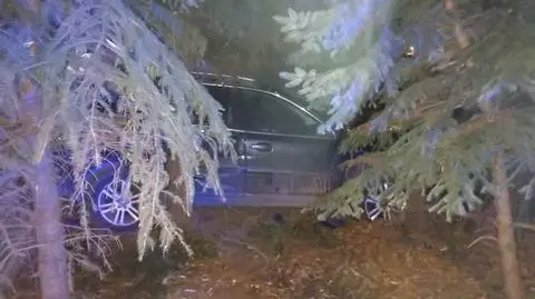 Zjechał z drogi i uderzył w ogrodzenie kościoła. Zmarł w szpitalu