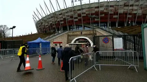 Kolejka do szczepień na Stadionie Narodowym w Warszawie