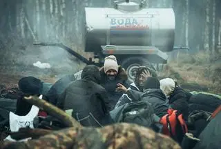 Migranci w obozowisku po białoruskiej stronie (zdjęcie z połowy listopada)