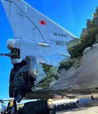 Zdjęcie uszkodzonego Tu-22M na lotnisku pod Riazaniem 