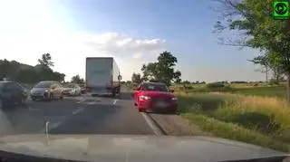 Kierowca chciał ominąć korek poboczem, pod prąd