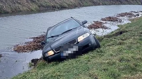 Uciekał przed policją. Samochodem wjechał do rzeki, sam wskoczył do stawu