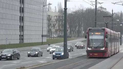 Trzeba schować lusterko, żeby tramwaj nie otarł się o autobus. Po remoncie za blisko 100 milionów złotych