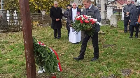 Złożyli wieniec pod krzyżem na cmentarzu w Uhnowie