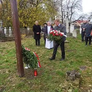 Złożyli wieniec pod krzyżem na cmentarzu w Uhnowie