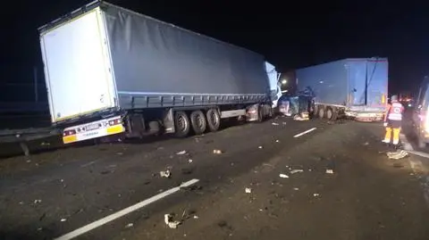 Karambol na A4. Kierowcy ciężarówek próbowali uniknąć zderzenia z dachującym autem