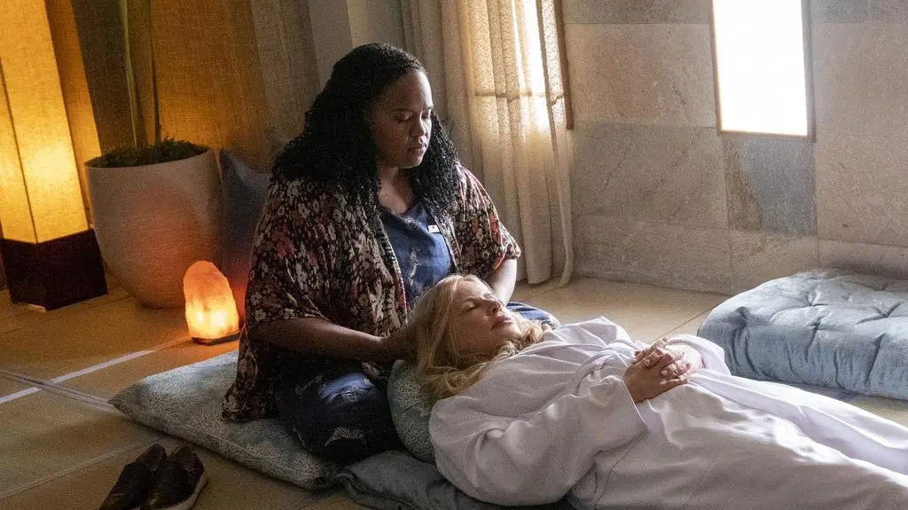  Natasha Rothwell i Jennifer Coolidge w pierwszym sezonie "Białego Lotosu"