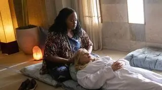  Natasha Rothwell i Jennifer Coolidge w pierwszym sezonie "Białego Lotosu"