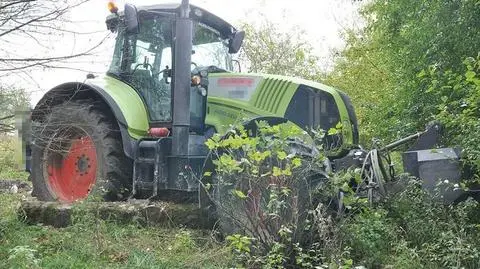 Ciągnik był ukryty w zaroślach 